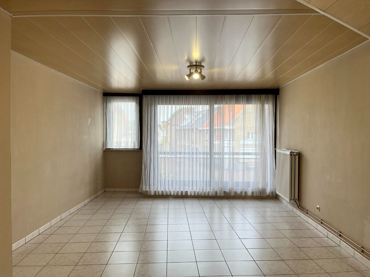 Ruim appartement met 2 slaapkamers en autostaanplaats te Leke 