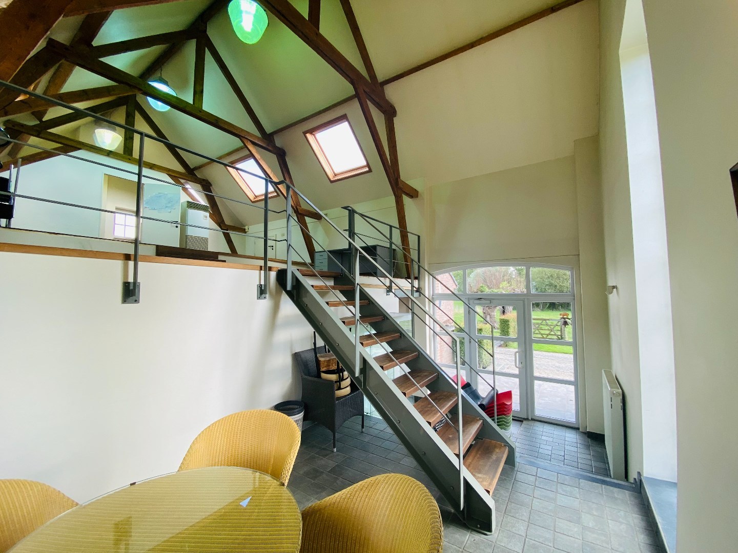 Instapklare polyvalente ruimte van 90 m² in loft-stijl op een groene locatie! 