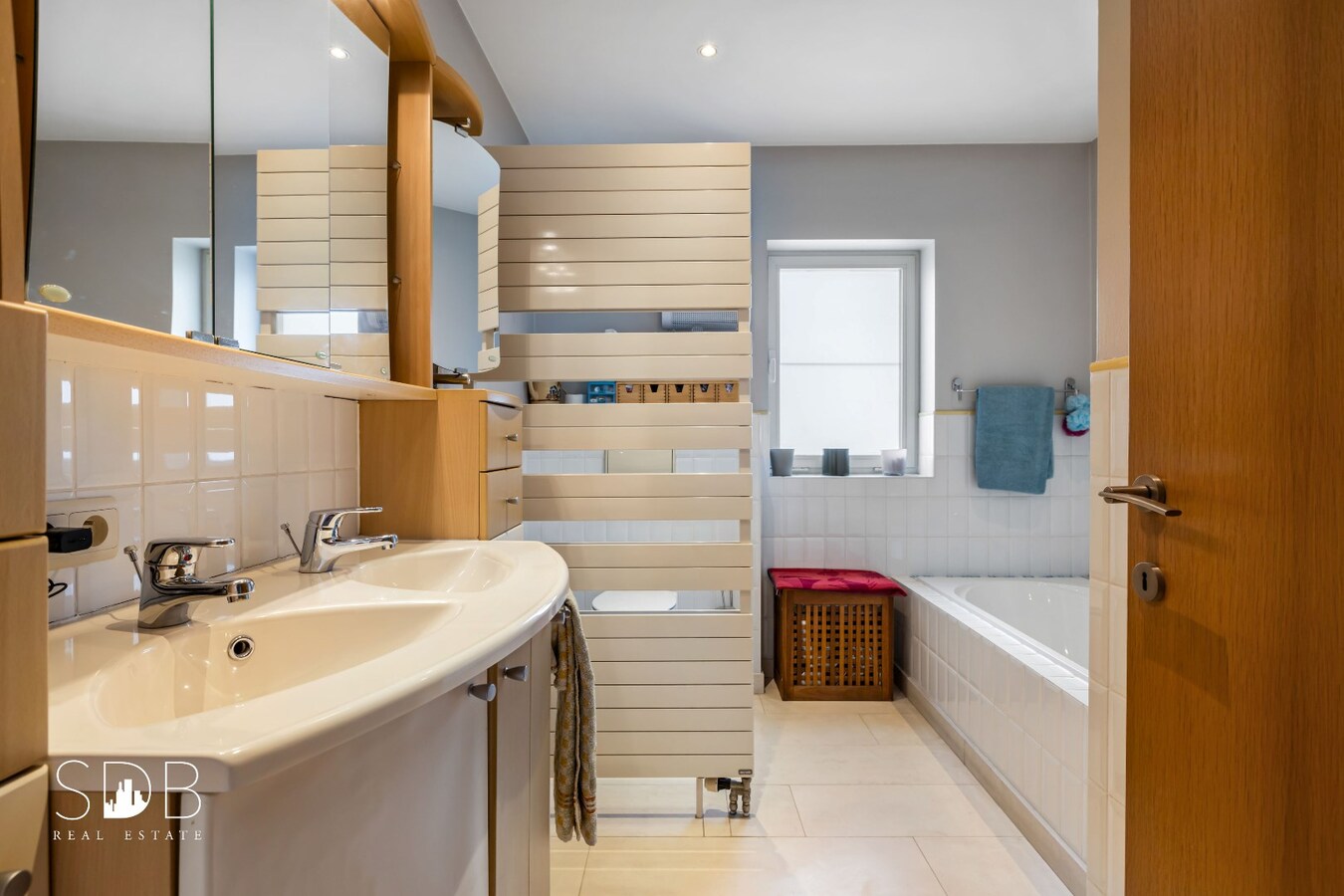 Hedendaagse gezinswoning met aanpalende graslanden en stallen op 5.030m² 