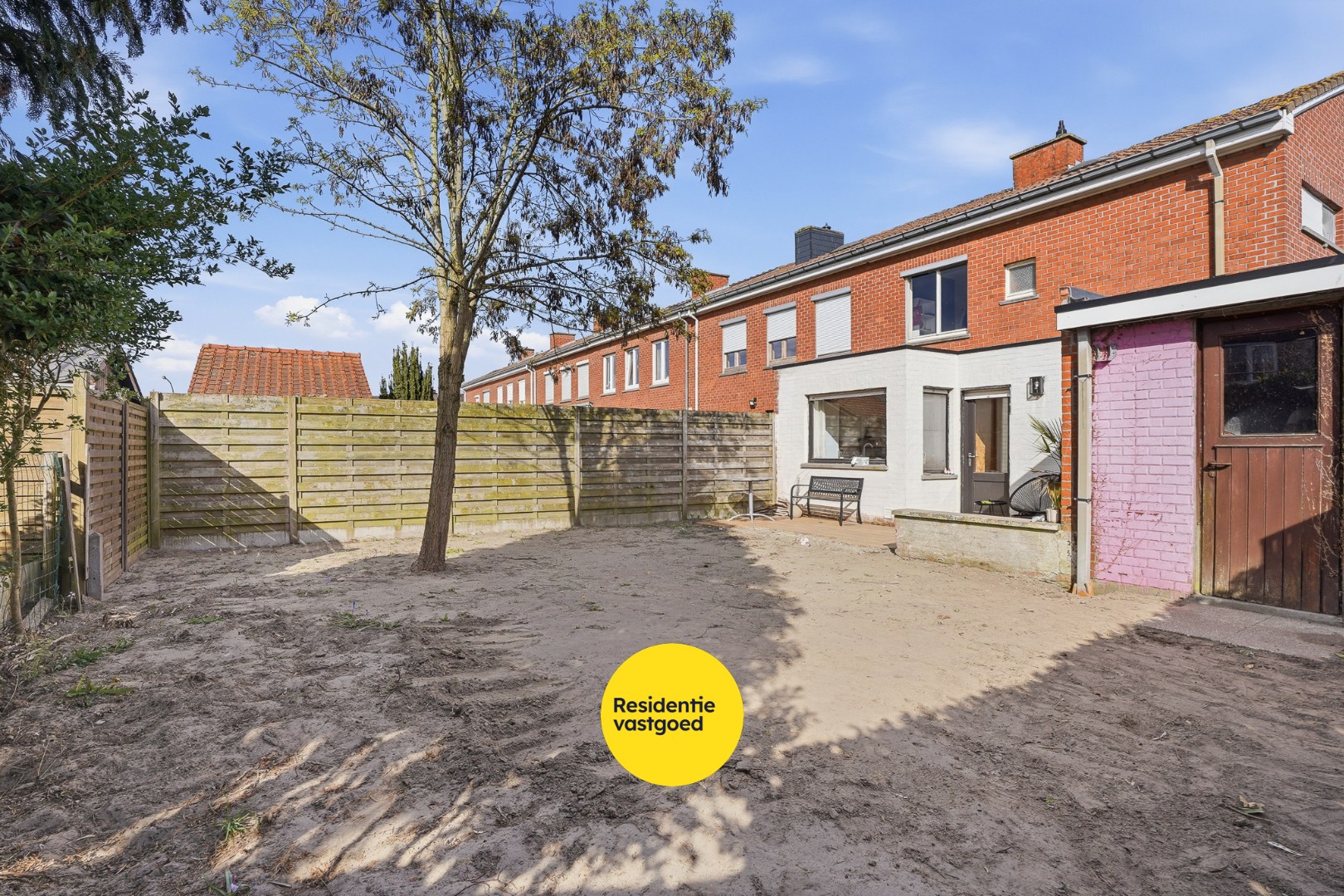 Halfopen bebouwing in een rustige woonwijk te Loppem 