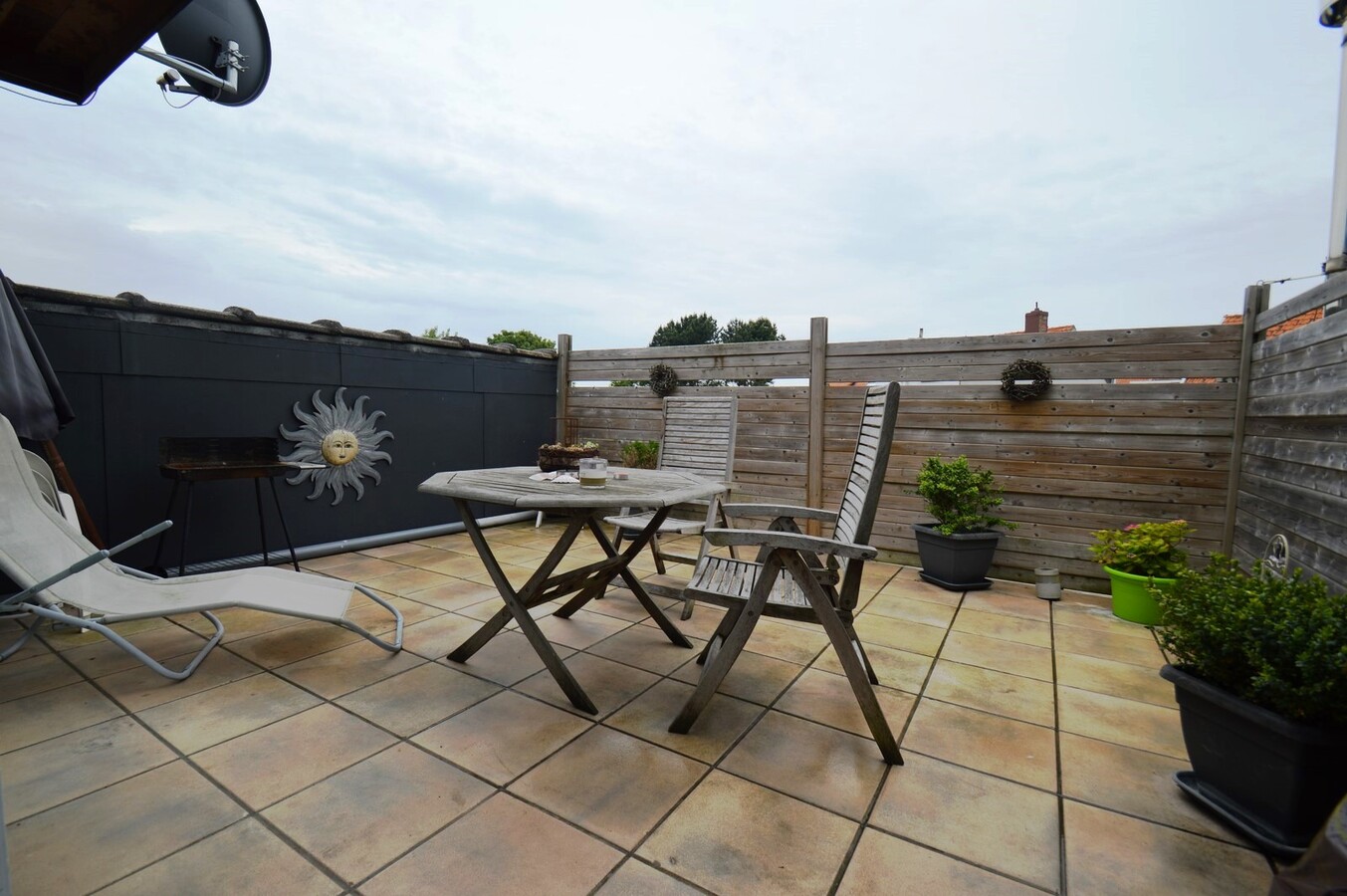 Mooie woning met hangar en ingericht appartement - Duinbergen 