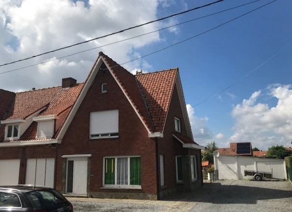Halfopen ruime te renoveren woning op perceel van 931 m². 
