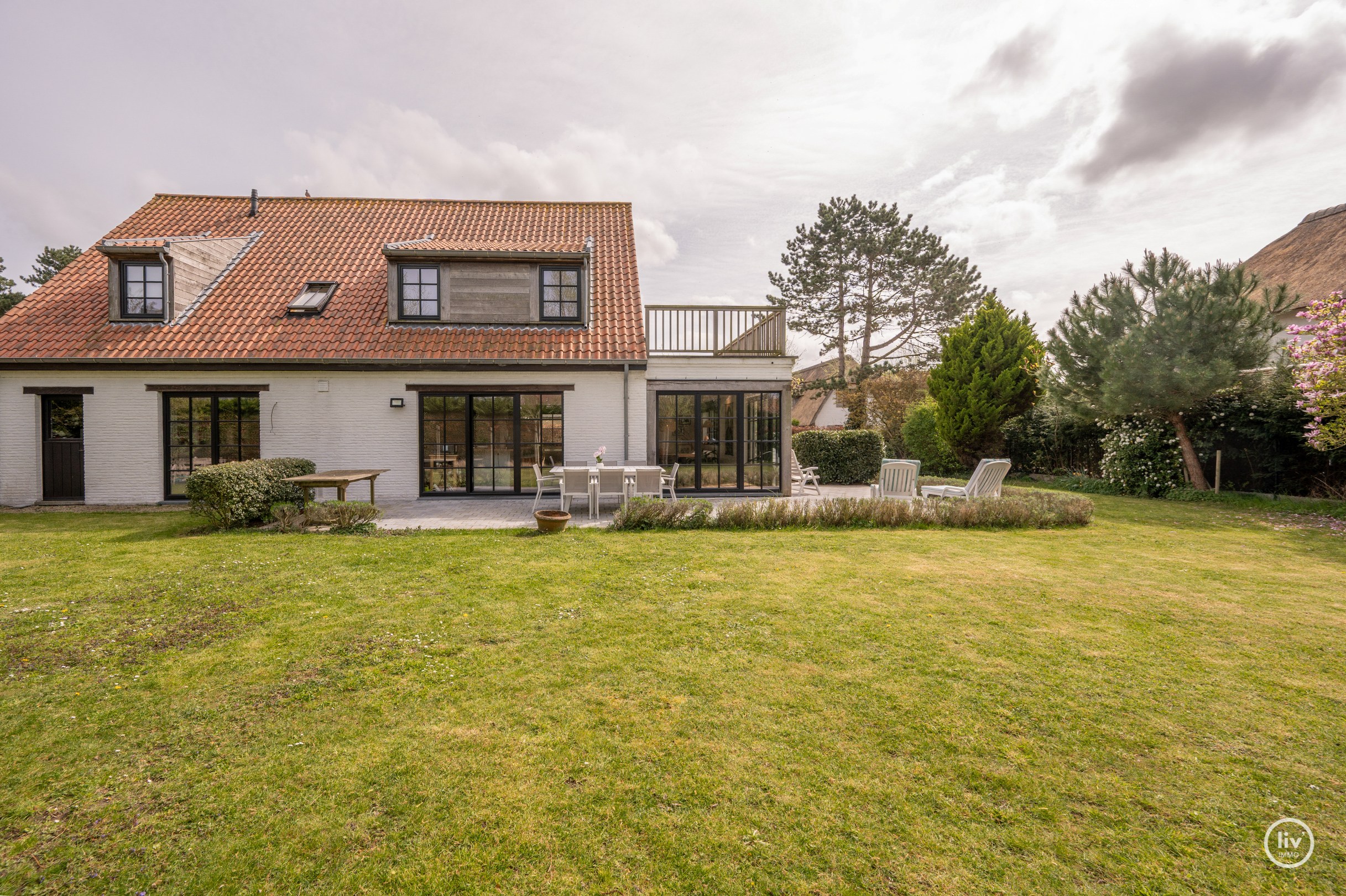 Prachtige vrijstaande villa rustig gelegen te Monikkendreef op een mooi perceel van 1000m2. 