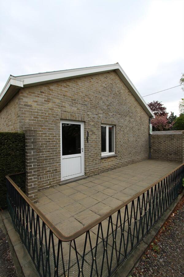 Ruime garage met zoldering en terras te Torhout 