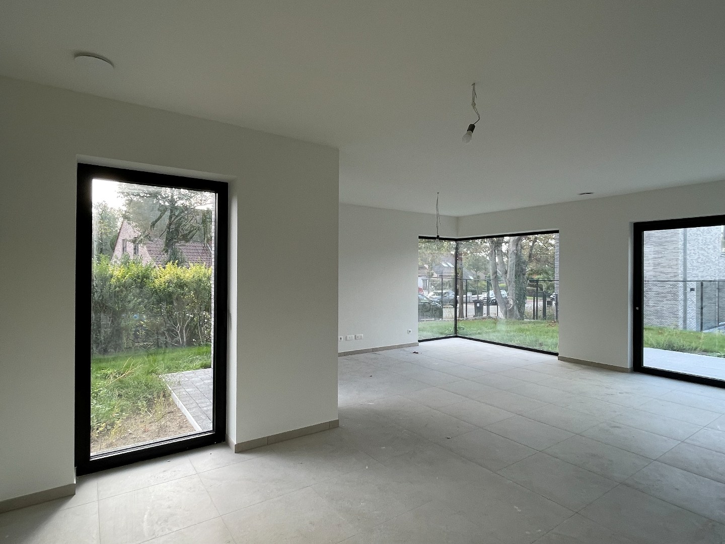 Zeer ruime moderne halfopen nieuwbouwwoning met tuin/terras en garage 