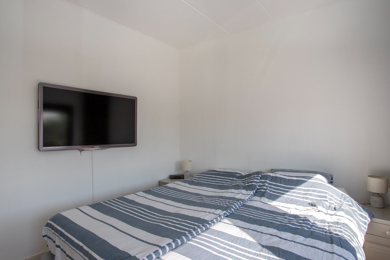 Instapklare en uitgebouwde tussenwoning op rustige locatie. 