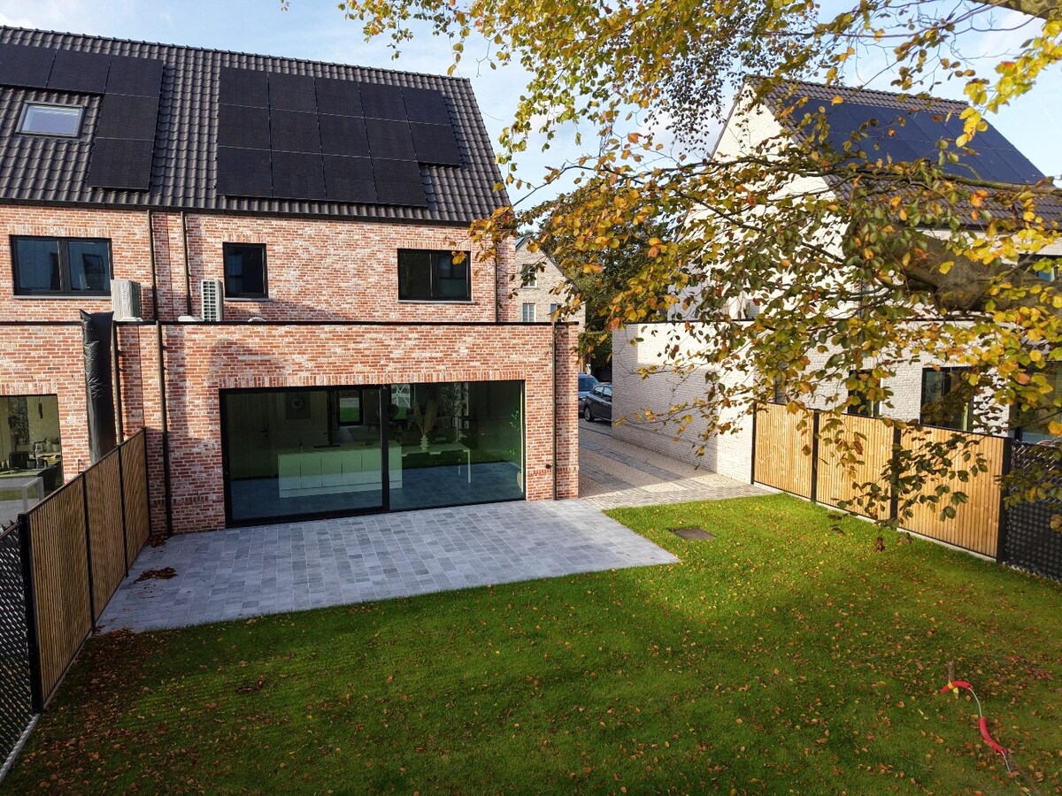 Moderne landelijke villa met A+ energieprestatie in rustige wijk 