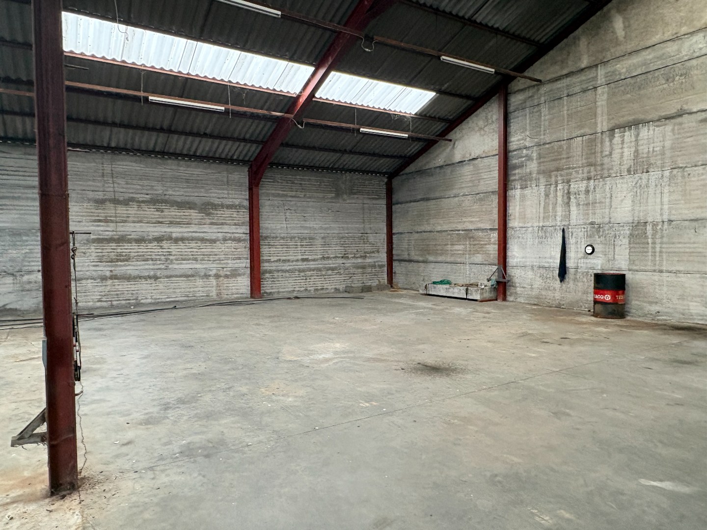 Te huur: Ruime loods van 1000 m² met uitstekende voorzieningen 