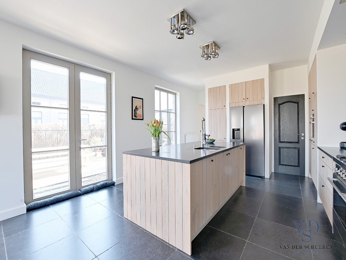 Prachtig gerenoveerde Herenwoning met zwembad te Gavere. 