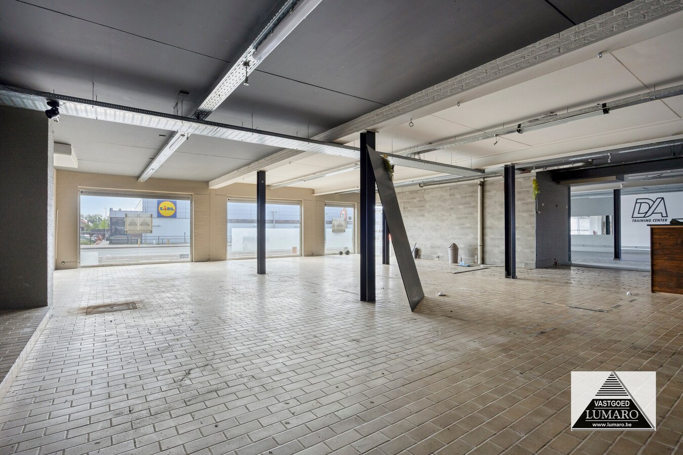 Commercieel gelegen winkel  met  parking 