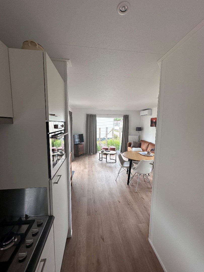 Ontsnap aan de dagelijkse hectiek en geniet van een welverdiende vakantie in deze charmante chalet (nr. 245), te koop aangeboden op park Duinzicht in Koudekerke! 