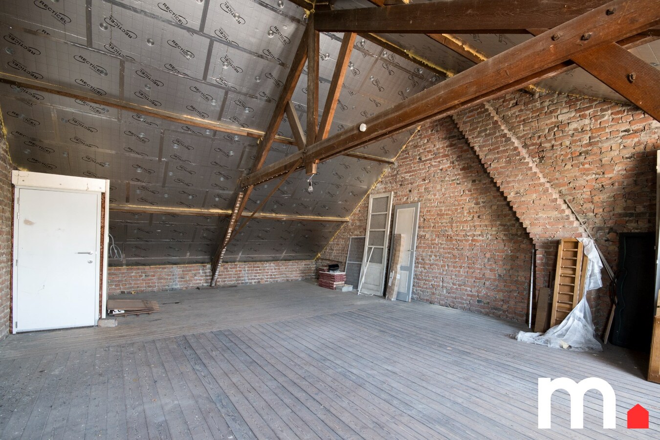 Multifunctioneel bedrijfsgebouw (Showroom + Atelier + Woning) op toplocatie te Rekkem ! 