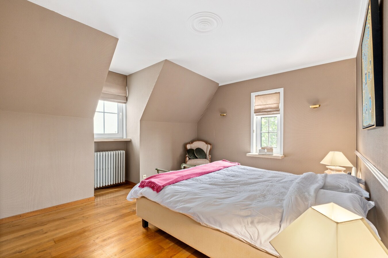 Instapklare, hoogwaardig afgewerkte woning op 1.214 m² met 4 slaapkamers en dubbele garage 