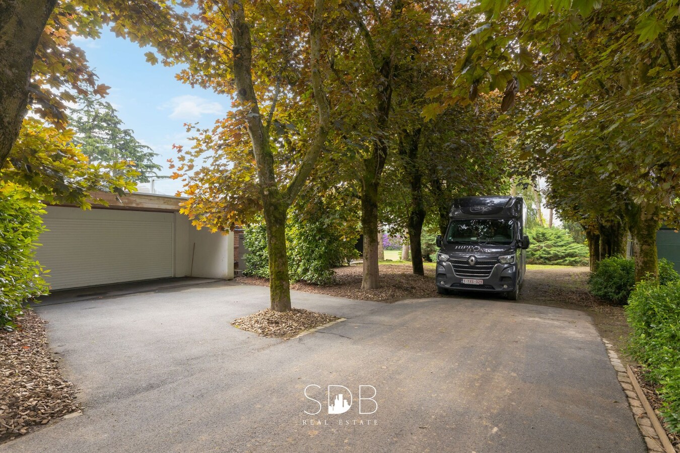 Prachtige villa met zwembad, paardenstallen, paddock en grasland op 1,3HA 