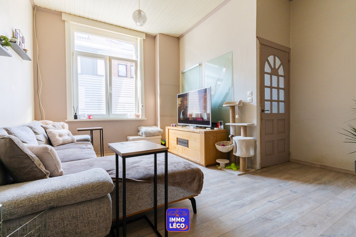 Maison offrant de beaux volumes avec jardin et terrasse couverte. 