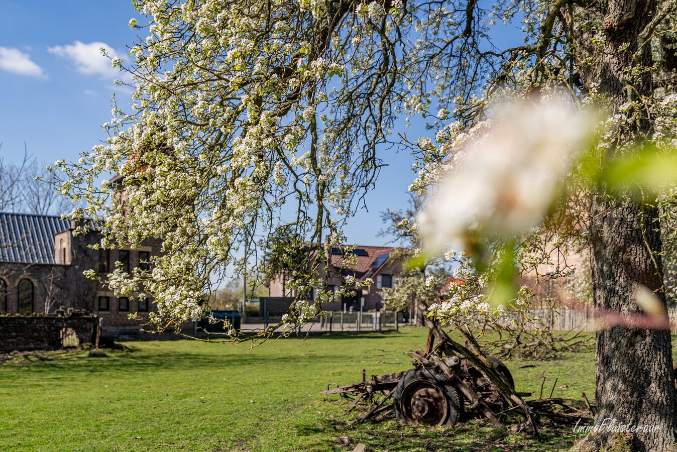 Te renoveren vierkantshoeve op een ruim perceel van ca. 2,6ha te Kortenaken 