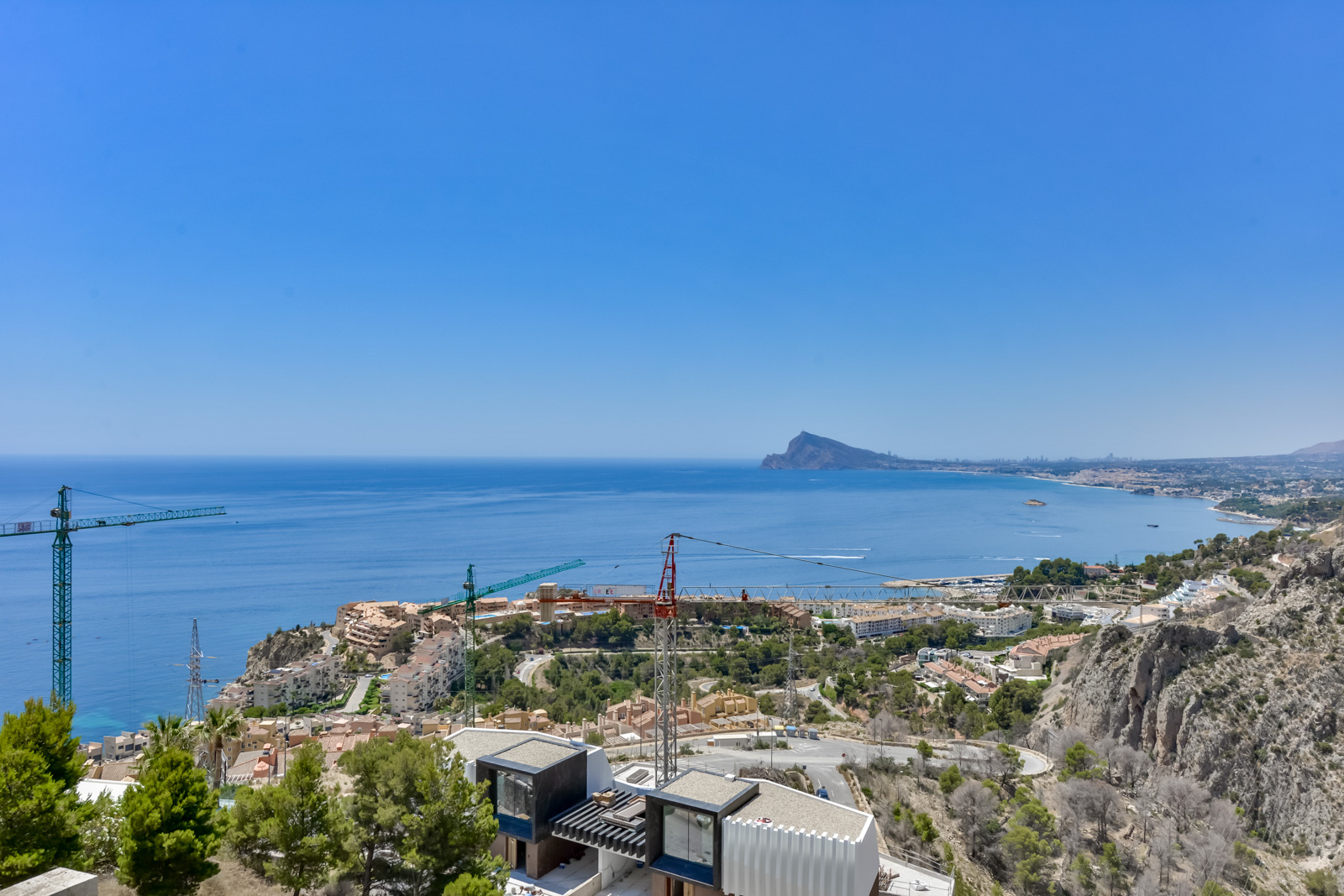 Luxe architectenvilla in Mascarat – Altea met panoramisch zeezicht en extra bouwgrond 