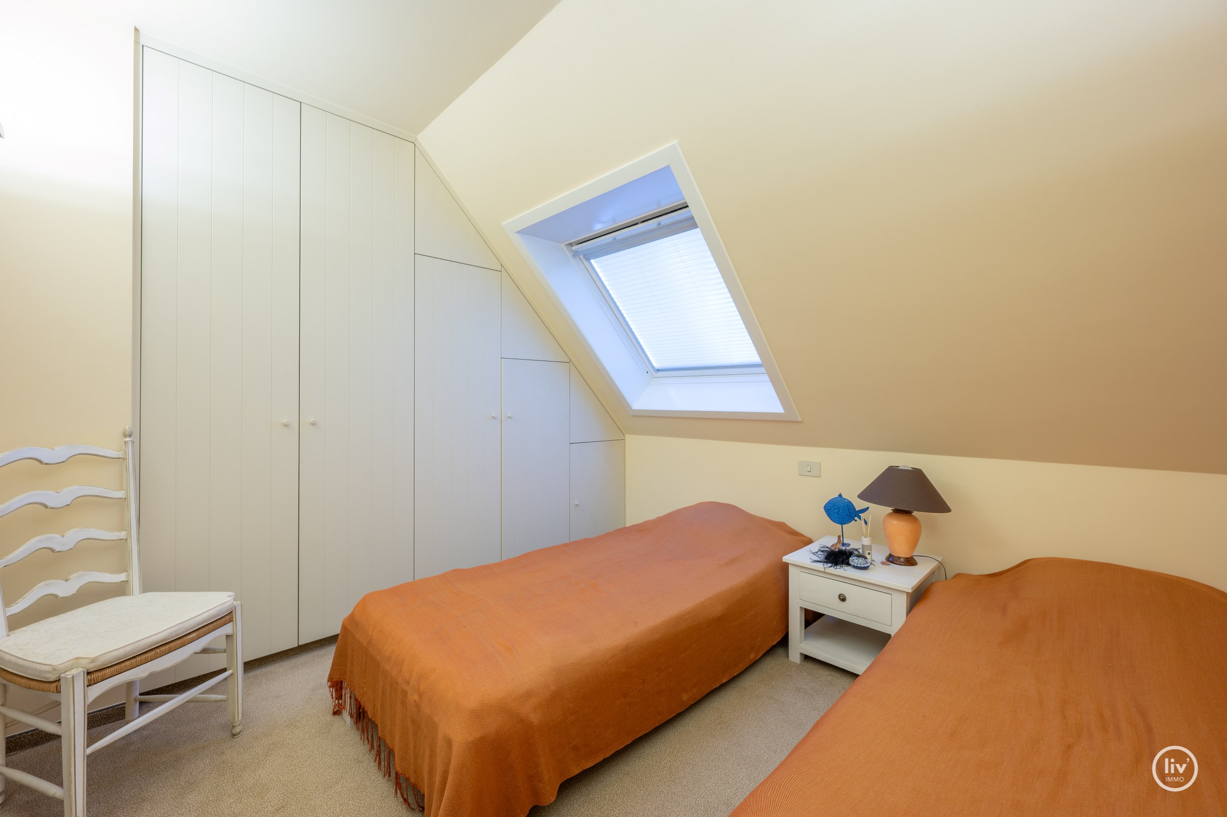 Uitzonderlijk dakappartement met een schitterend zonneterras en een prachtig open zicht over de villa's van het Zoute, gelegen tussen het centrum van Knokke. 