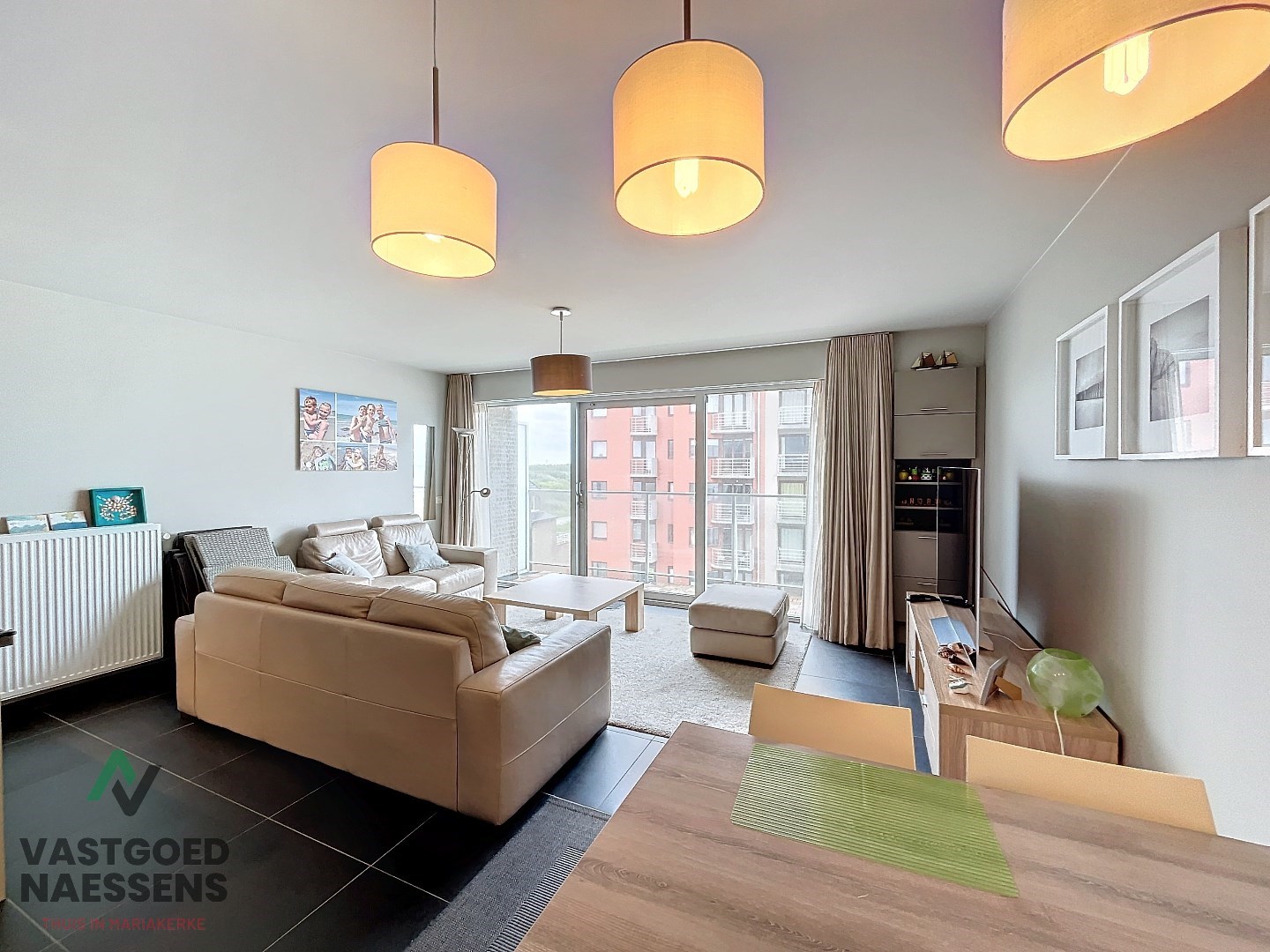 Appartement prêt à emménager avec 2 chambres et vue latérale sur la mer. 