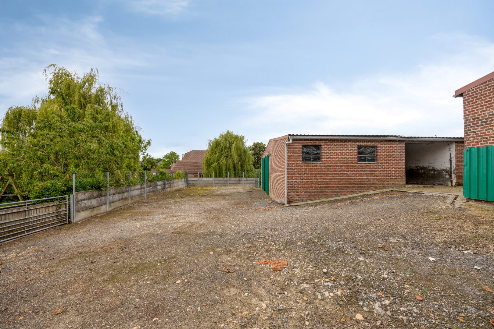Hoevewoning met binnenkoer, stallingen en grote opslagruimte 