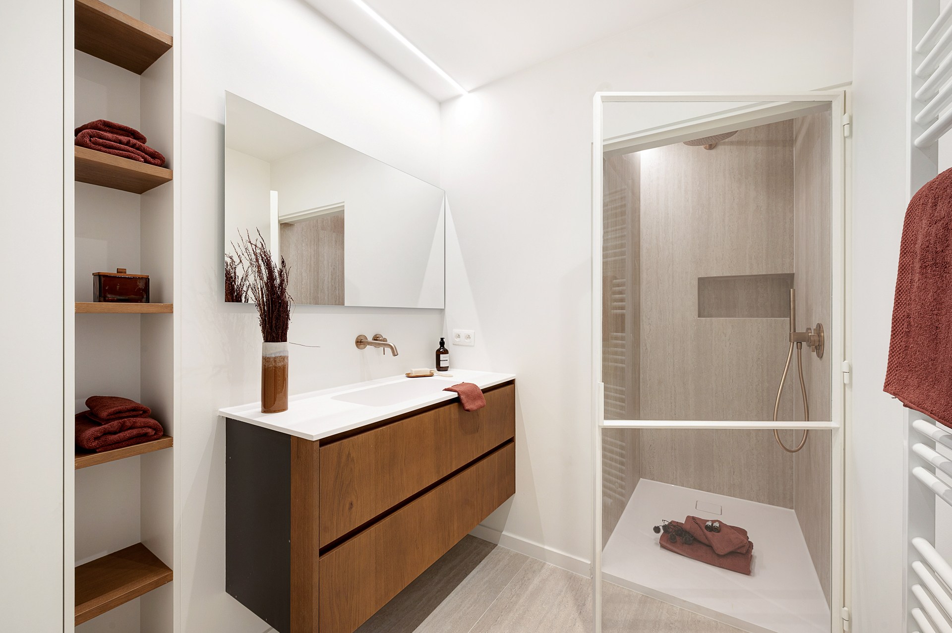 Appartement d'angle spacieux et luxueusement rénové avec des vues dégagées et une largeur de façade de plus de 16 mètres. 