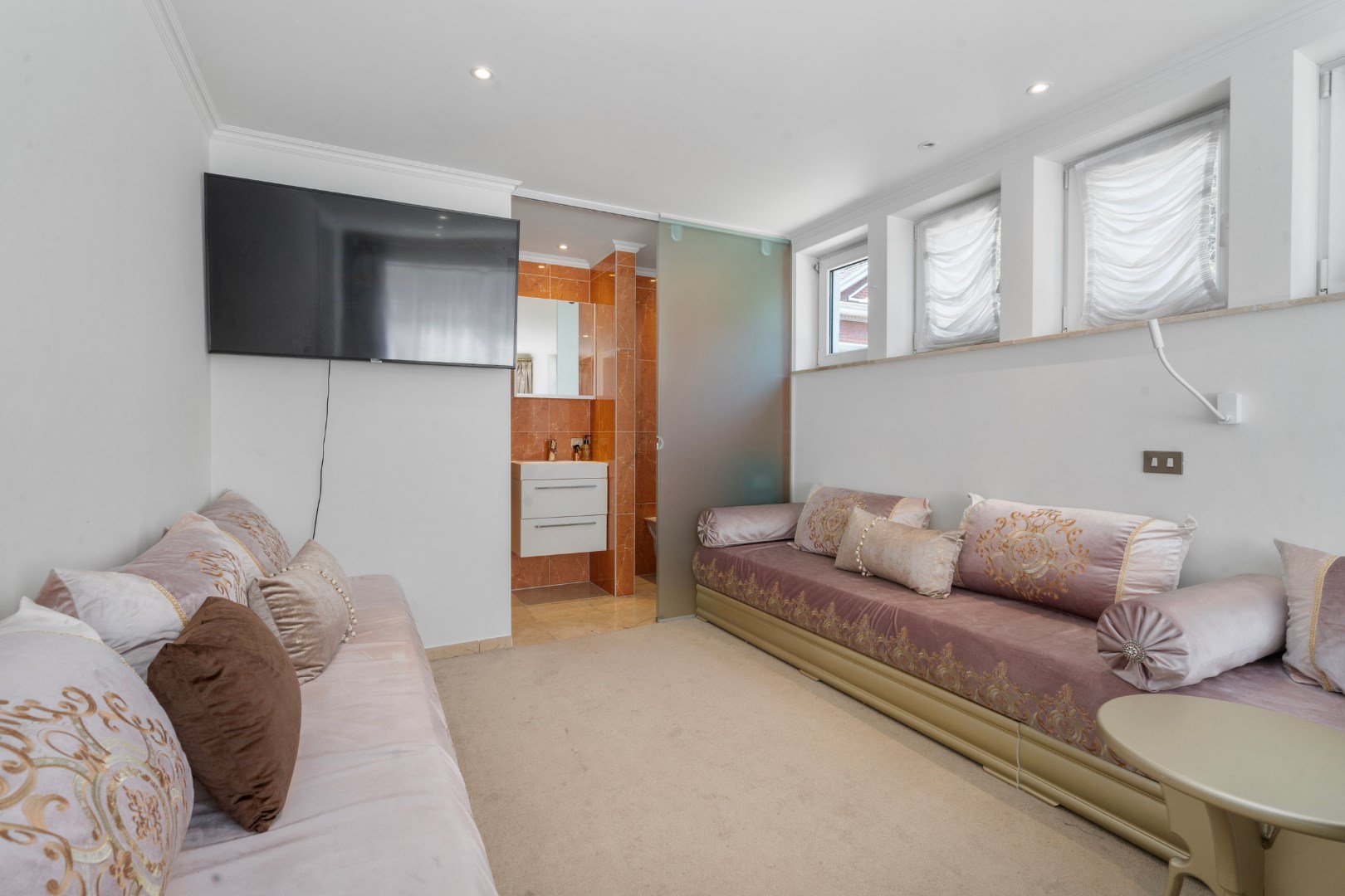 Stijlvolle villa met 5 slaapkamers op mooi perceel van 1325m² 