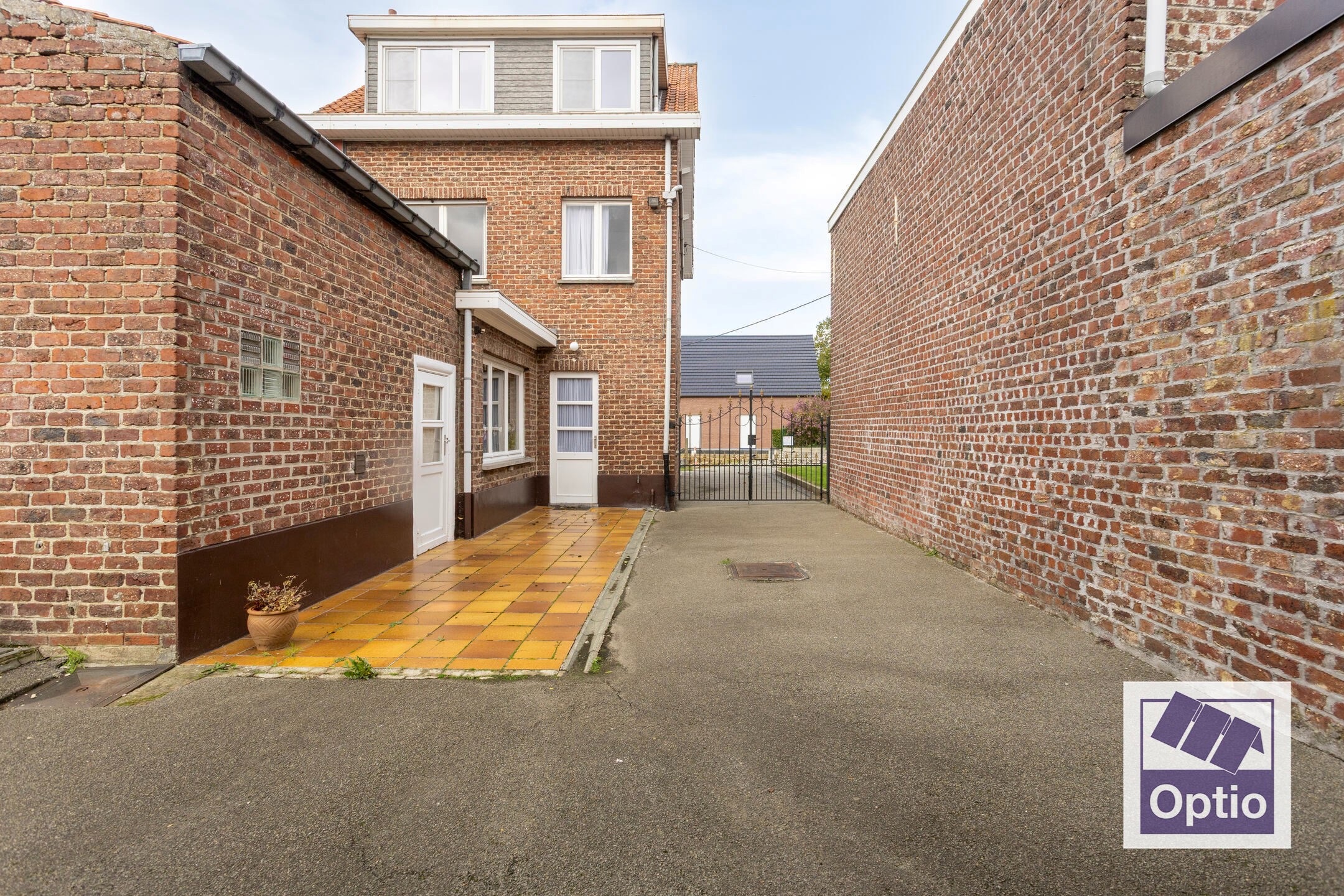 Woning met 5 slaapkamers en grote tuin. 