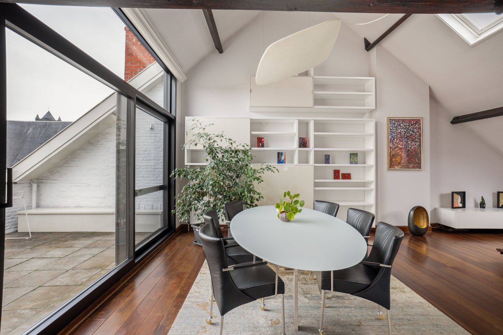 Bijzonder ruim duplexappartement met dakterras in hartje Gent 