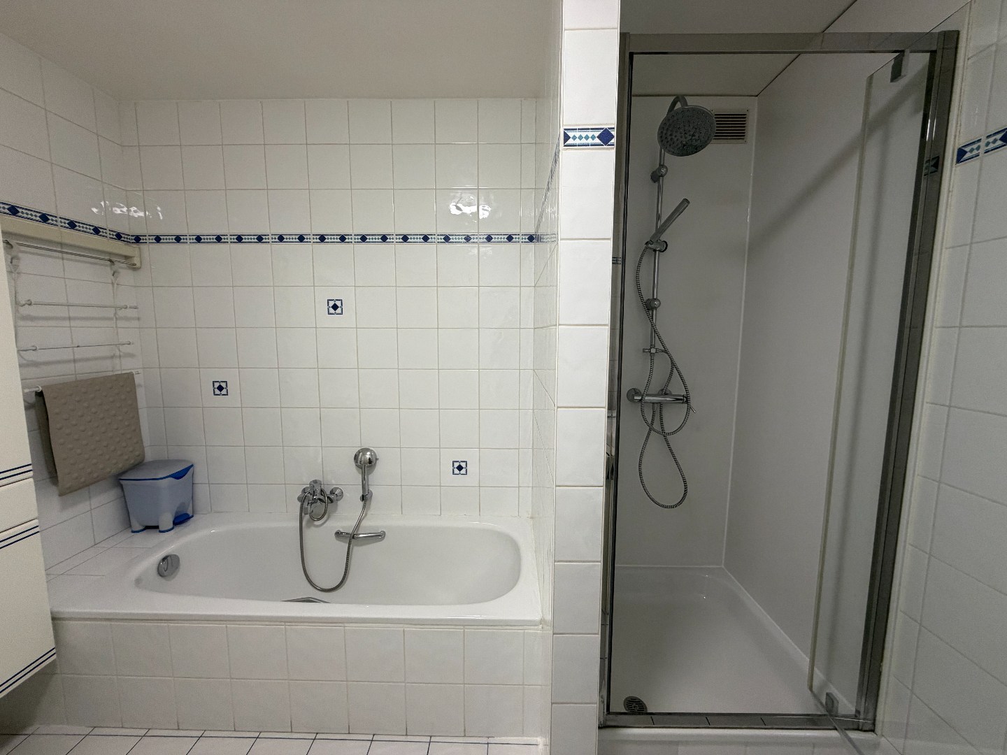 Gemeubeld appartement met twee slaapkamers en garage 