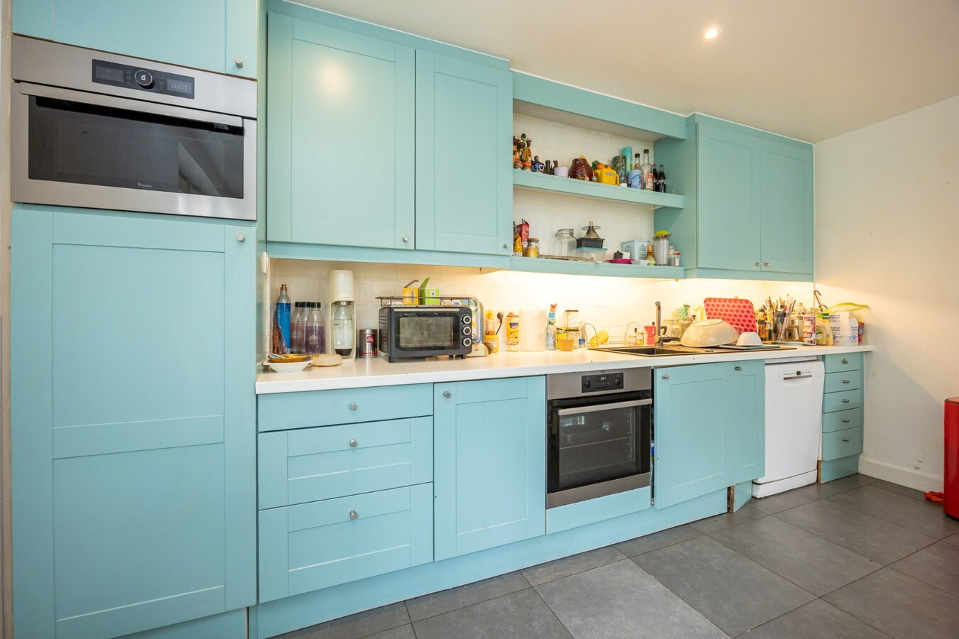 Zeer ruime woning (8 slpk + 8 badkamers) op een perceel van ca. 1.522 m² te Wijnegem/grens Schilde 