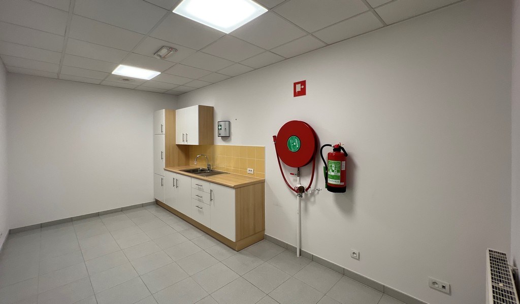 Bedrijfsgebouw met villa te huur langs E17 in Kruisem