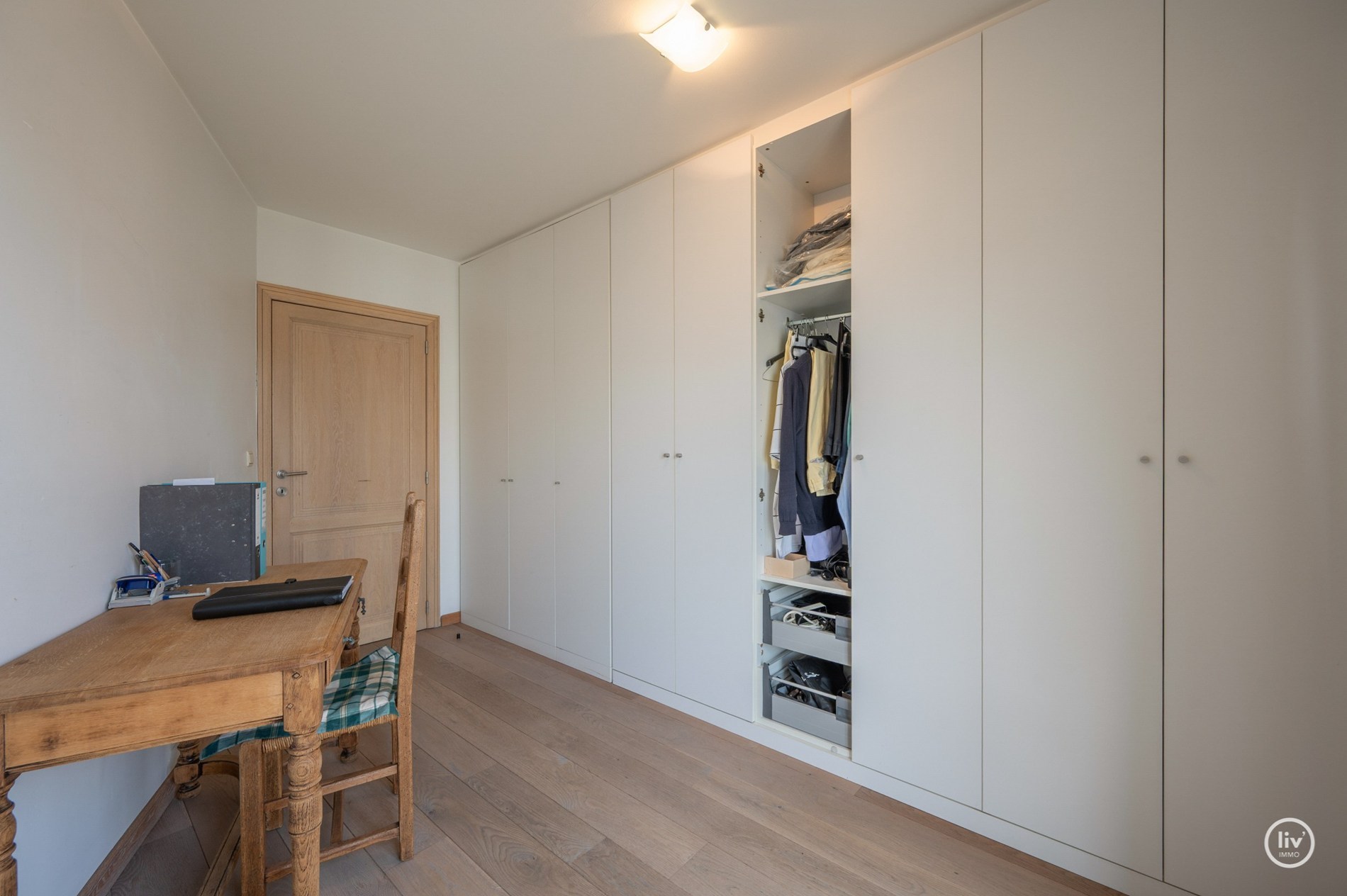 Aangenaam, ruim (101m2) appartement met 2 slaapkamers gelegen in het mussenpad te Knokke. 