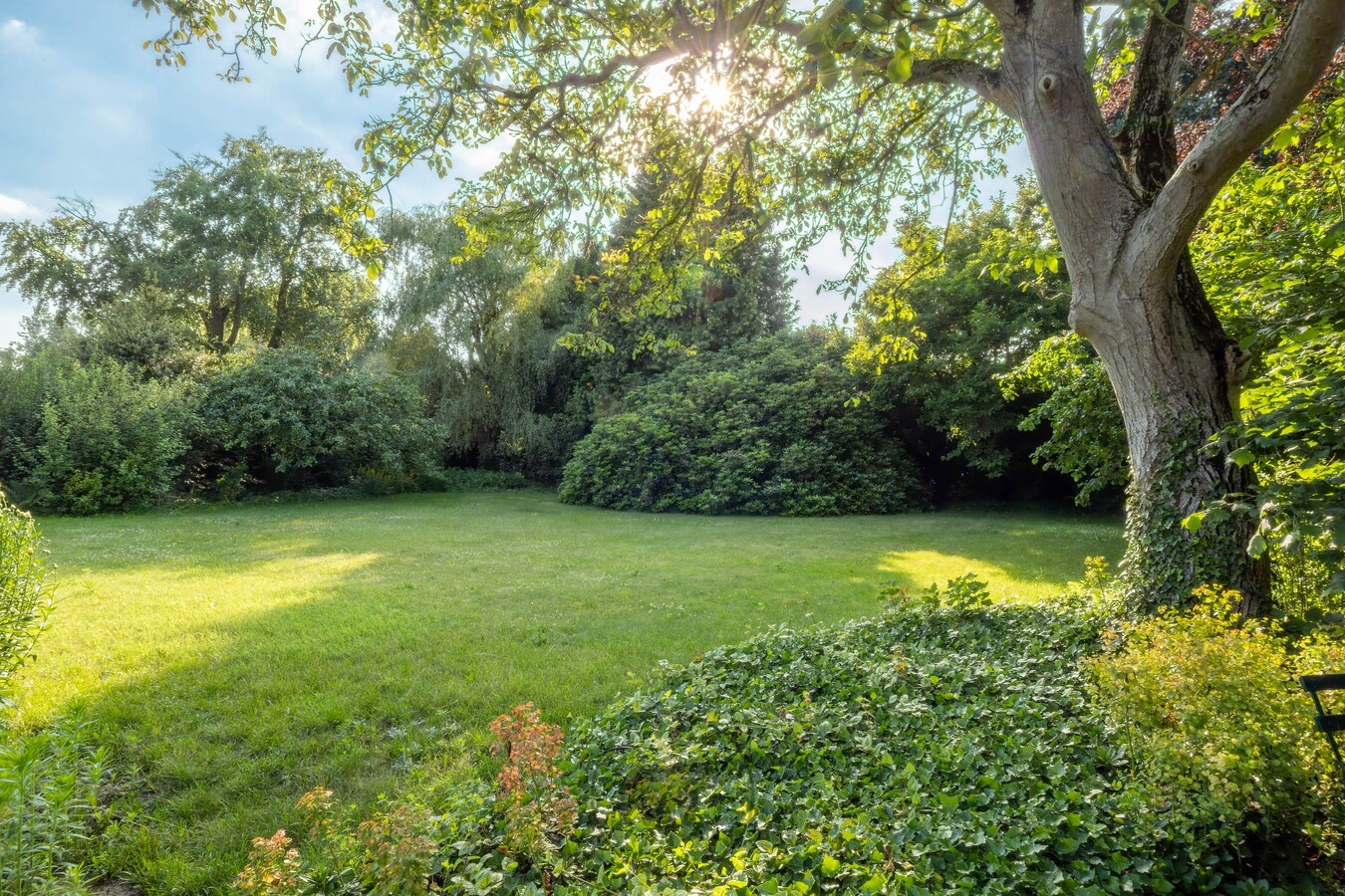 Statige villa met ruime tuin (bouwgrond) te Melle-Merelbeke 
