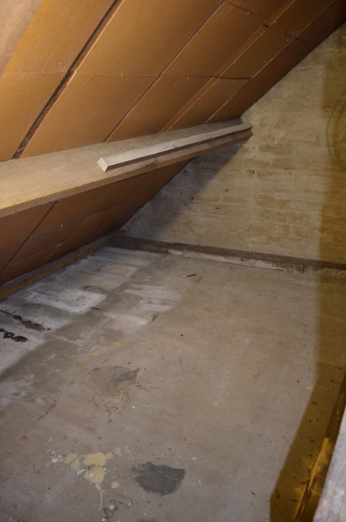 Ruime te renoveren woning met garage en tuin te centrum Eeklo 