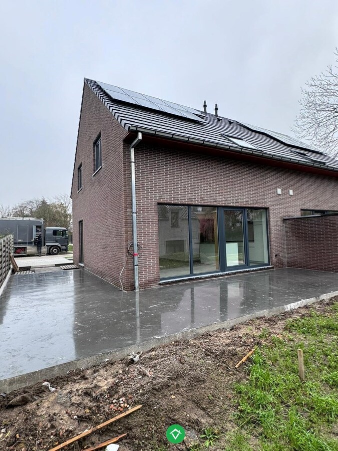Moderne en lichtrijke nieuwbouwwoning met drie slaapkamers te Handzame (Kortemark) 