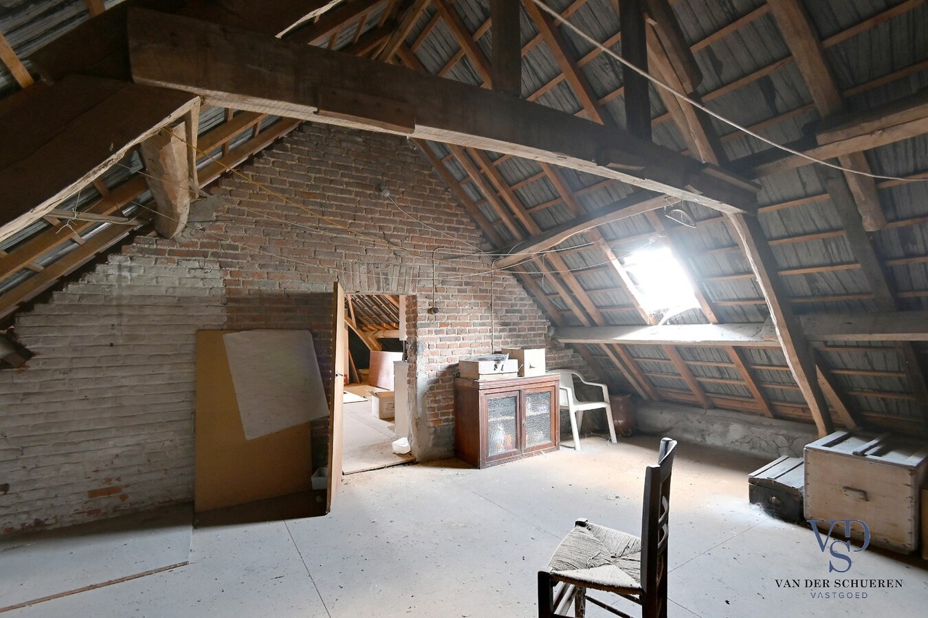 Exceptioneel gelegen eigendom met mogelijkheden. 