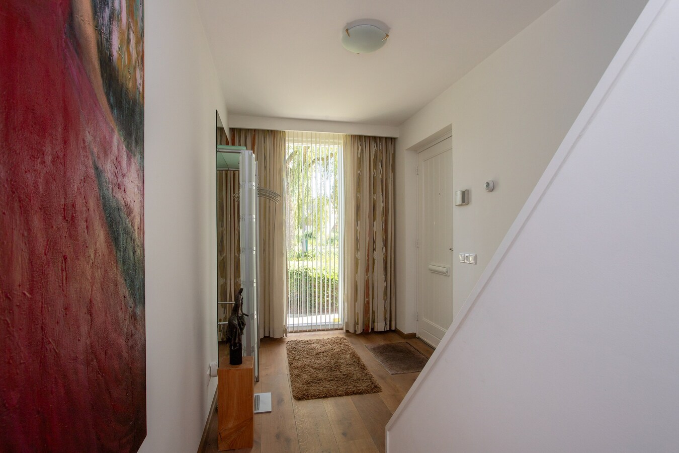 Degelijk gebouwde en perfect onderhouden vrijstaand-geschakelde gezinswoning aan ‘De Lovensbroek’. 