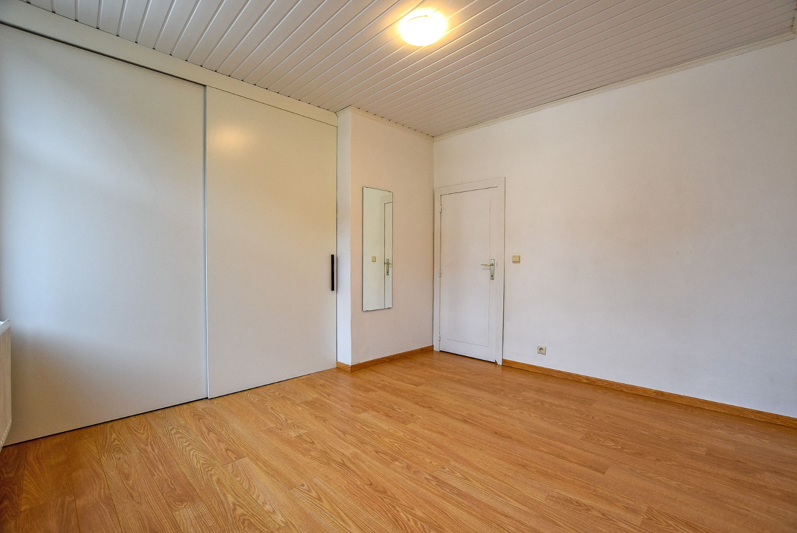 Instapklare gezinswoning met 3 slaapkamers en garage in het centrum van Diksmuide. 