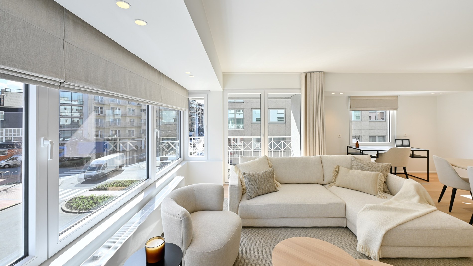 Prachtig, ruim (131 m2) HOEKappartement, volledig gerenoveerd centraal gelegen op de Lippenslaan vlakbij de zeedijk te Knokke. 