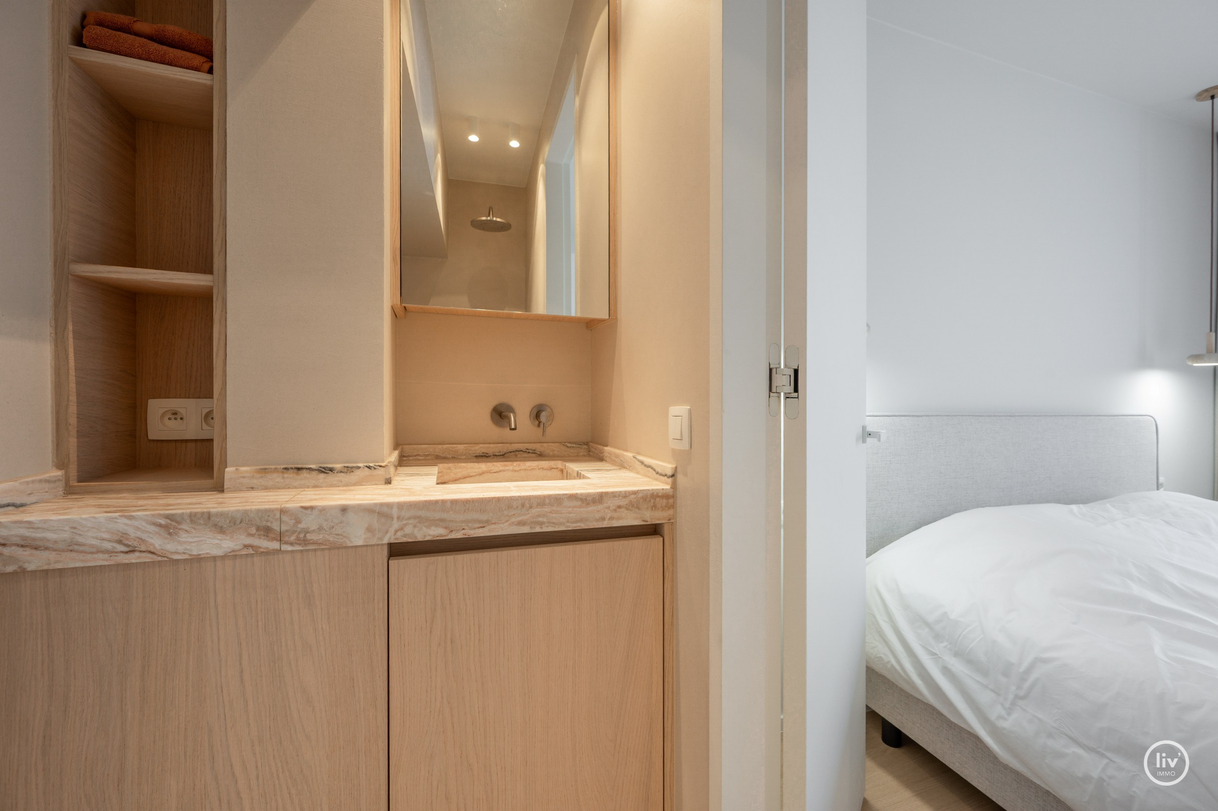 Prachtig gerenoveerd 3 slaapkamerappartement met open zichten gelegen op de Jozef Nellenslaan te Knokke. 