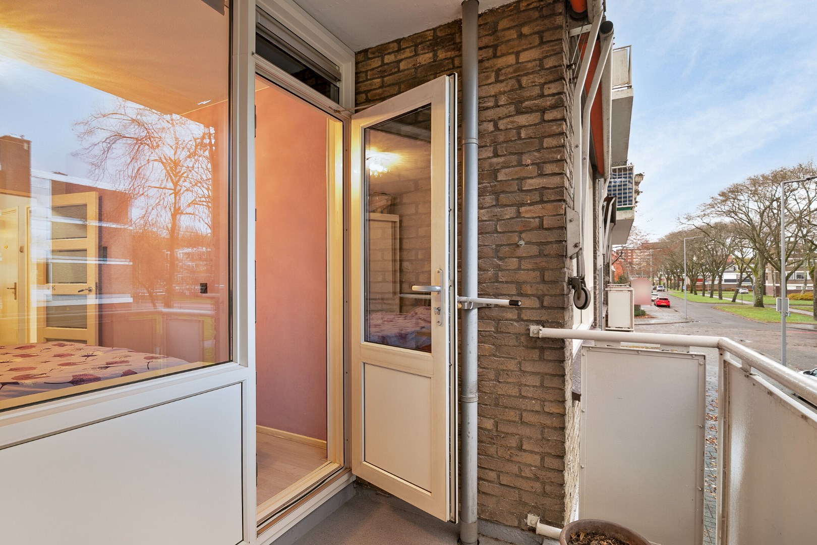 Instapklaar 3 kamer appartement op de 1e verdieping met keurige keuken en badkamer, balkon op het zuidoosten, berging in de onderbouw en gelegen op eigen grond. 