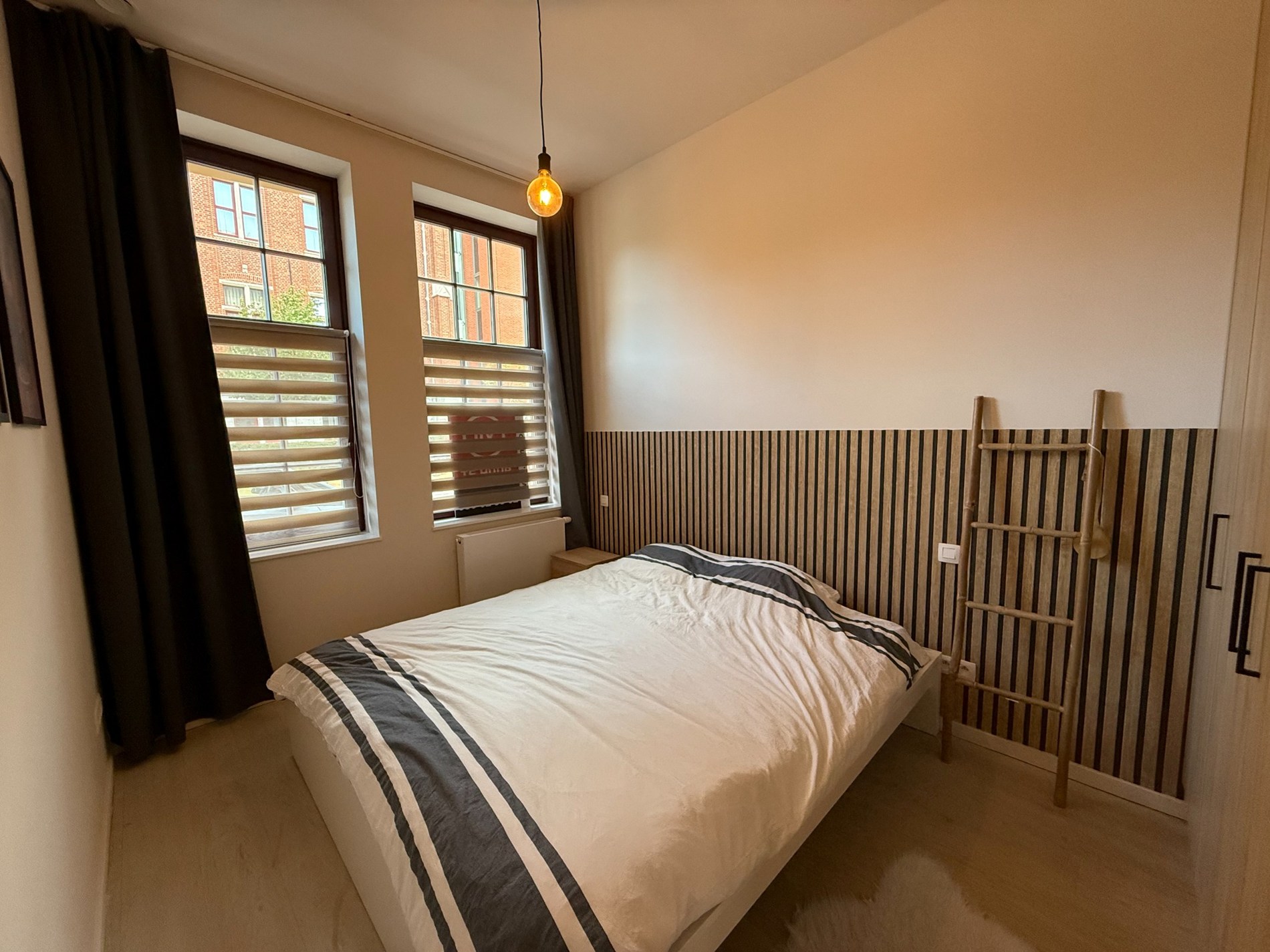 MEUBLÉ: Maison spacieuse et chaleureuse avec de hauts plafonds et une grande terrasse à l'arrière. 