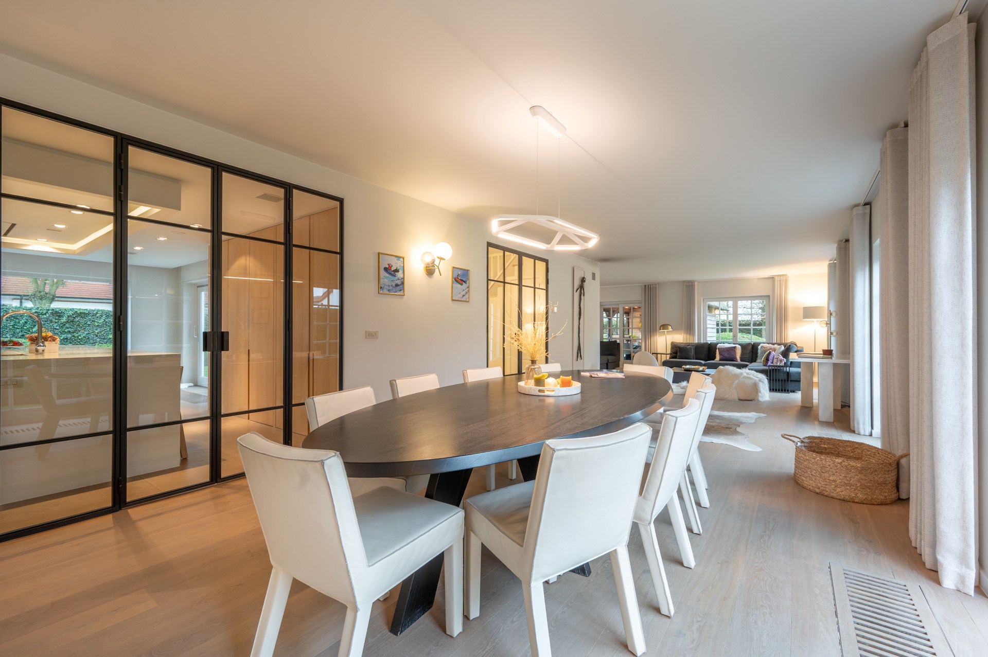 Villa exclusive entièrement meublée avec 5 chambres, piscine et double garage - emplacement prestigieux et calme près du Zoute. 