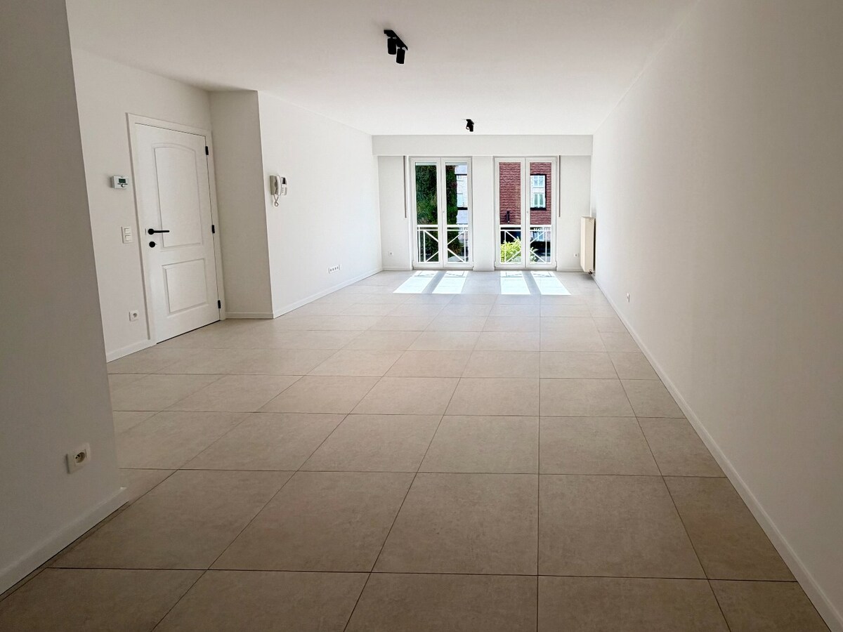 Volledig gerenoveerd en instapklaar appartement van 100 m² met grootte leefruimte en terras — centrum Bonheiden 