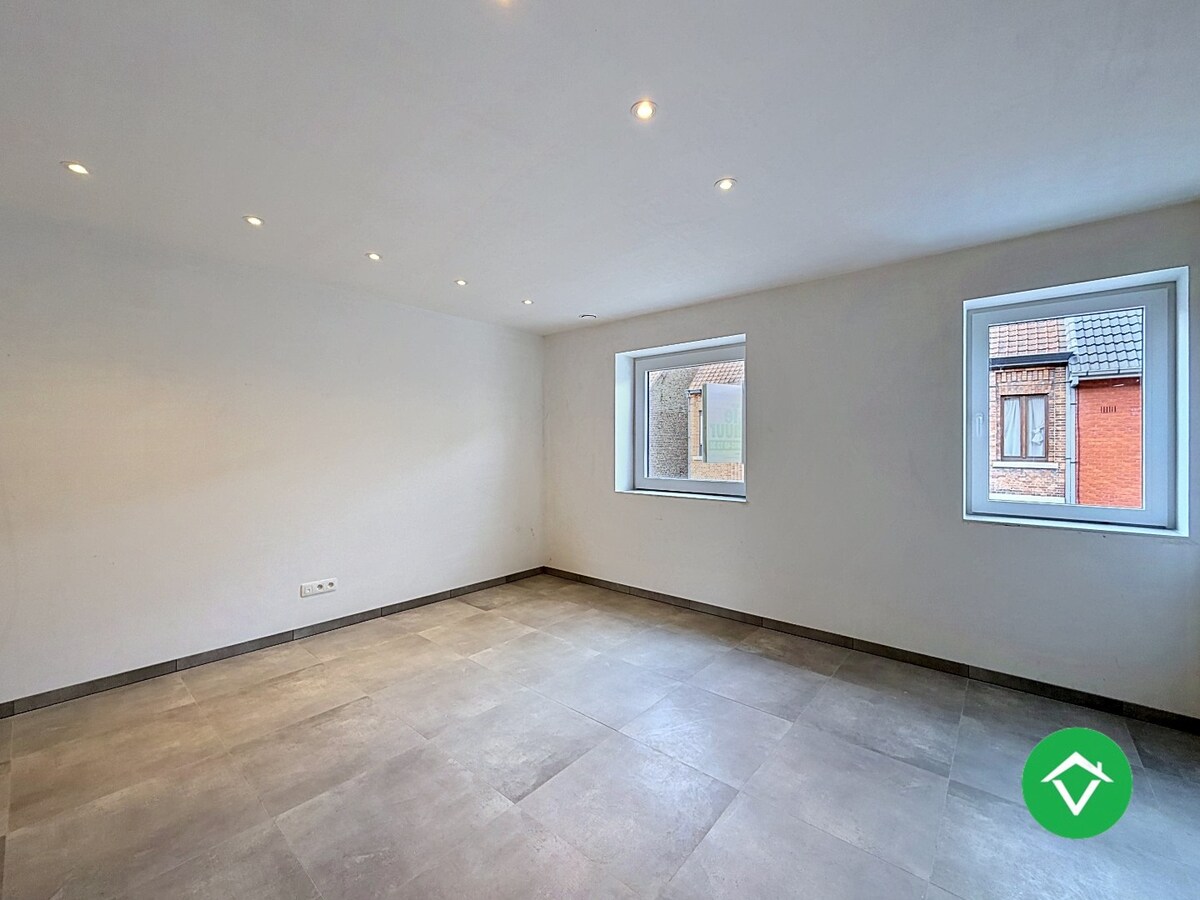 Centraal gelegen nieuwbouwwoning met 3 slaapkamers, tuin en overdekte autostaanplaats 