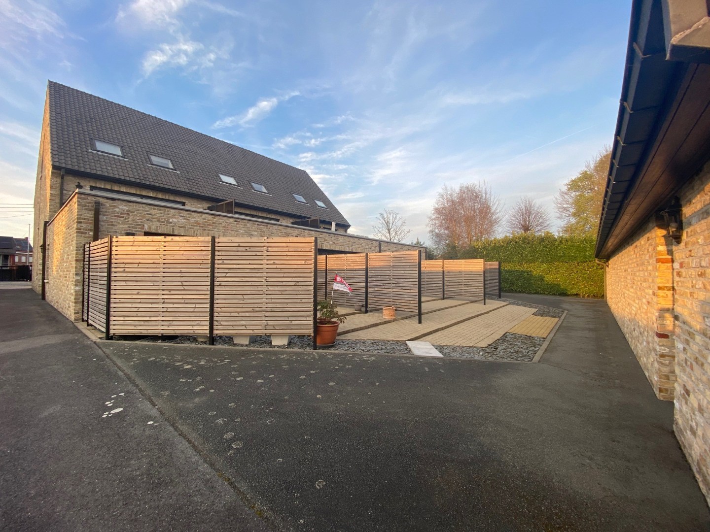 Stijlvolle opbrengsteigendom bestaande uit 6 appartementen en 6 garages (alles verhuurd)! 