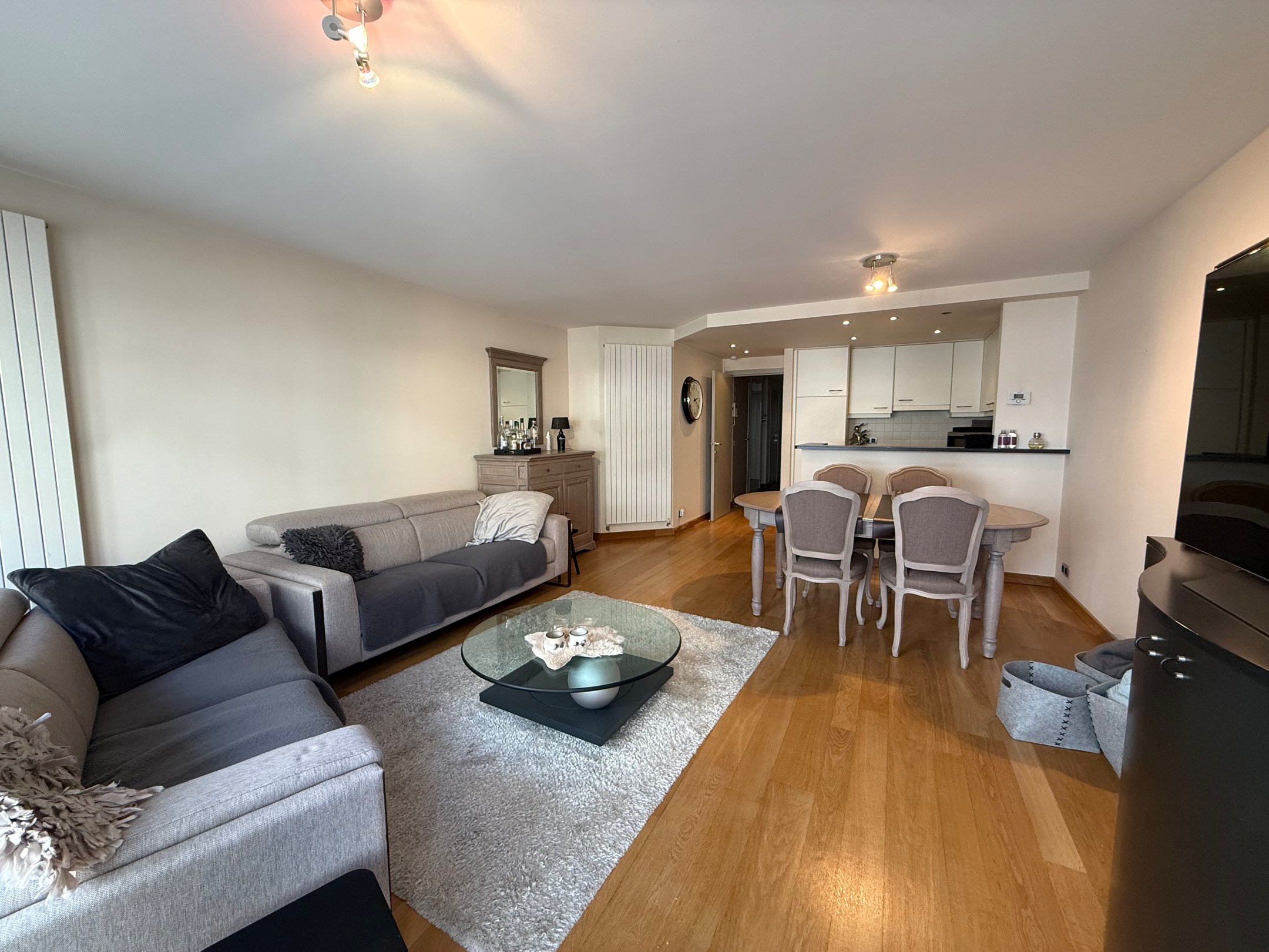 Meublé - Appartement idéalement situé et parfaitement entretenu avec 2 chambres et une grande terrasse situé dans l'avenue Van Bunnen. 