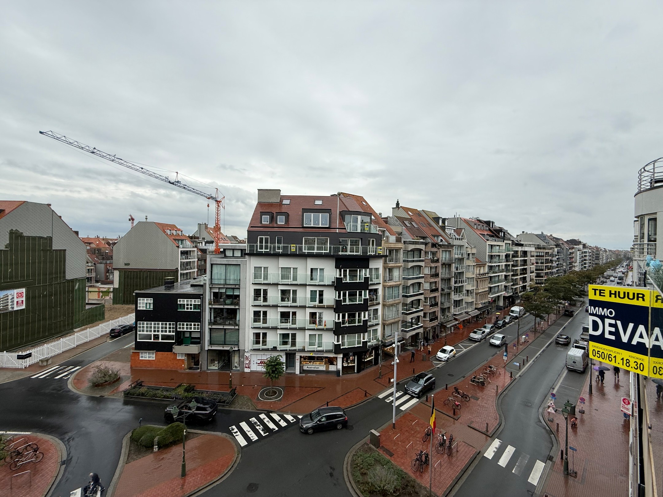 ONGEMEUBELD - Prachtig woonappartement met aangename terrassen en parking in het gebouw. Huur op VENNOOTSCHAP is mogelijk. 