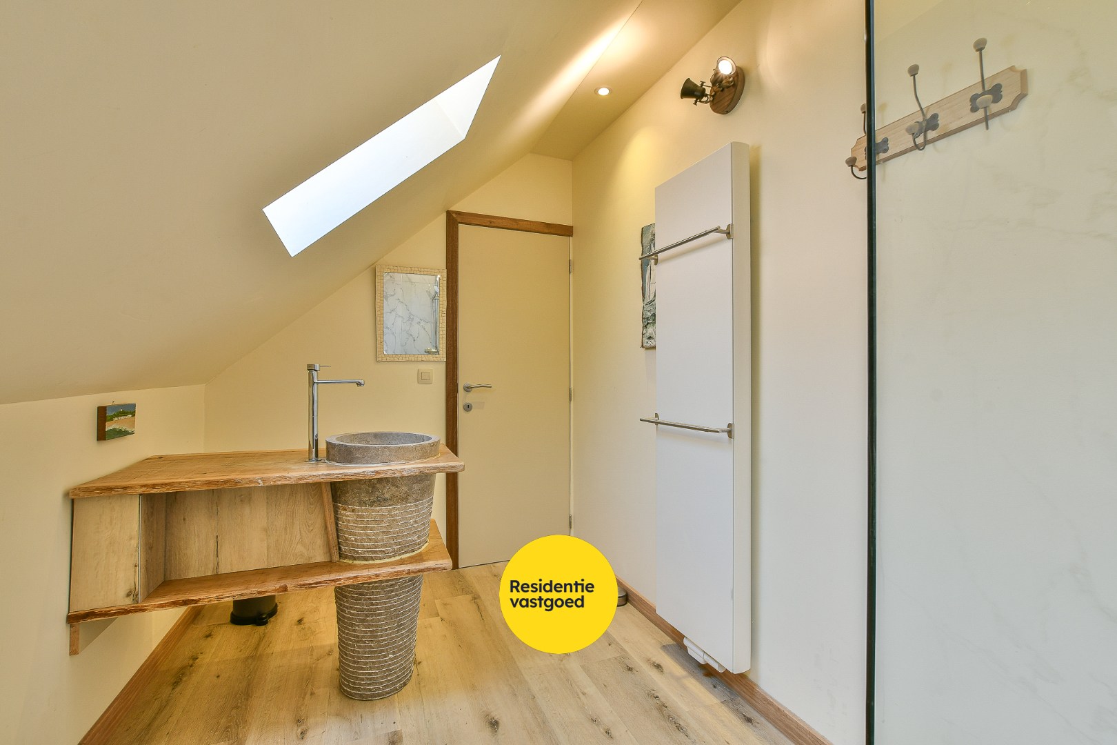 Authentieke hoeve met bouwland, stallen en bijgebouwen op unieke landelijke ligging tussen De Haan en Nieuwmunster 