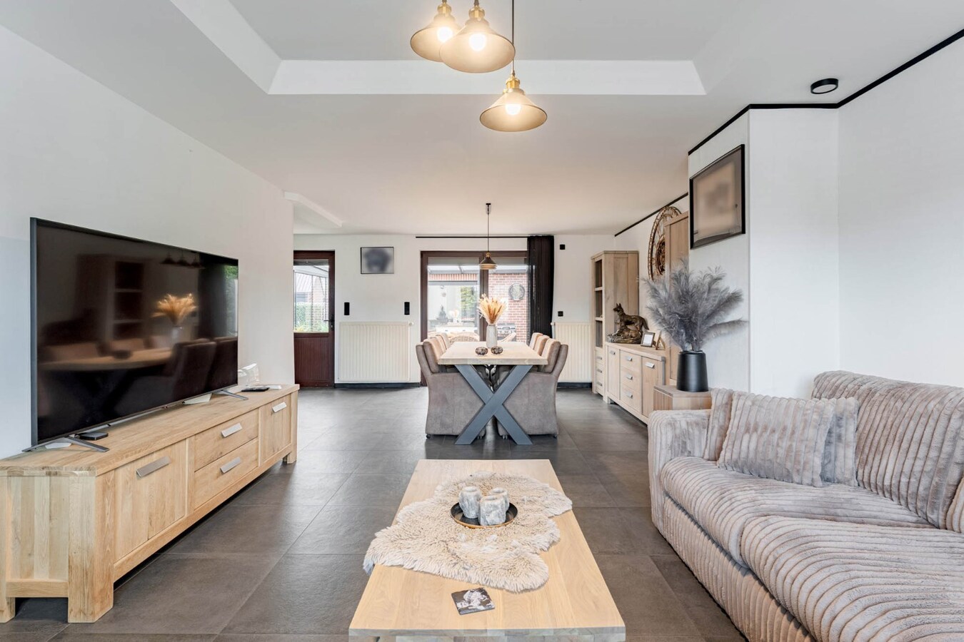 Gerenoveerde, goed onderhouden woning nabij het centrum van Bree mét een grote garage/werkplaats bereikbaar langs de Filterstraat aan de achterzijde van de woning! 